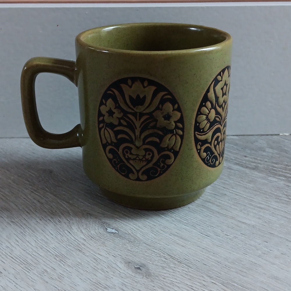 Vintage single mug with floral design